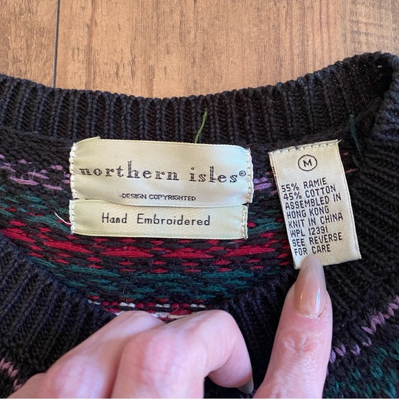 Northern Isles • Hand Embroidered Floral Fair Isle Cardigan Sweater • Size M - Picture 7 of 7